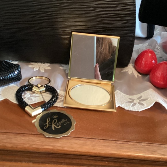 La Regale Black and Gold Clutch Set - Picture 4 of 10